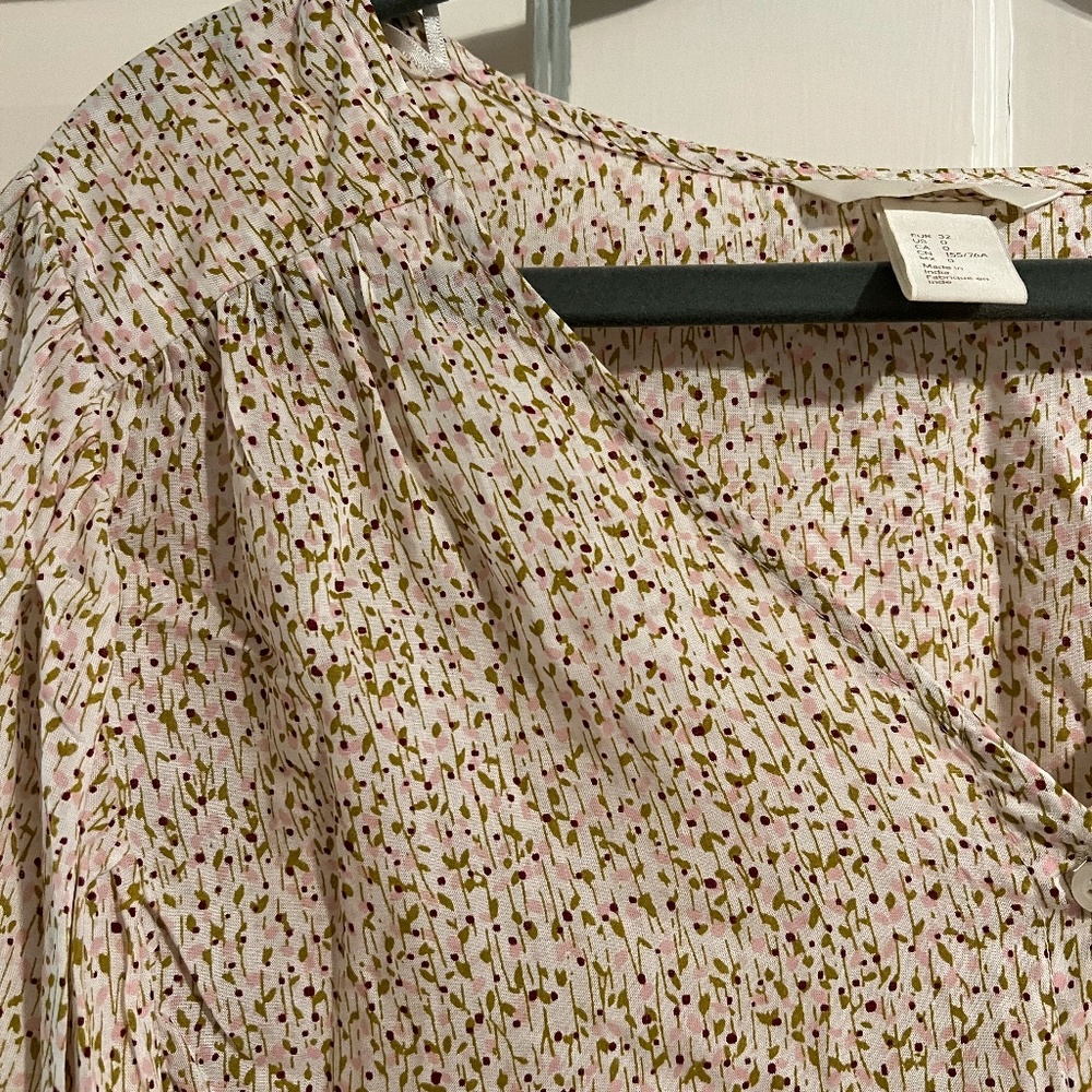 never worn H&M flower print cream blouse